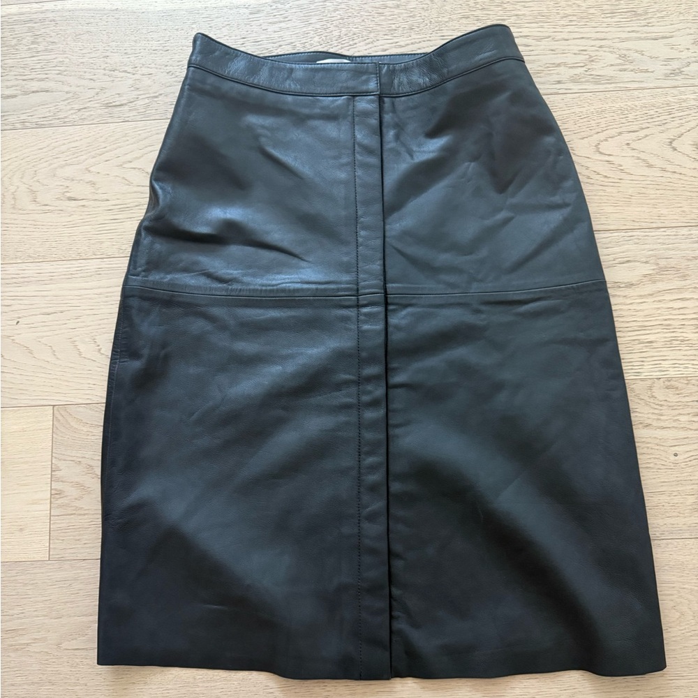 Walter Baker black leather skirt!

100% Leather skirt, size 10.  Brand New!